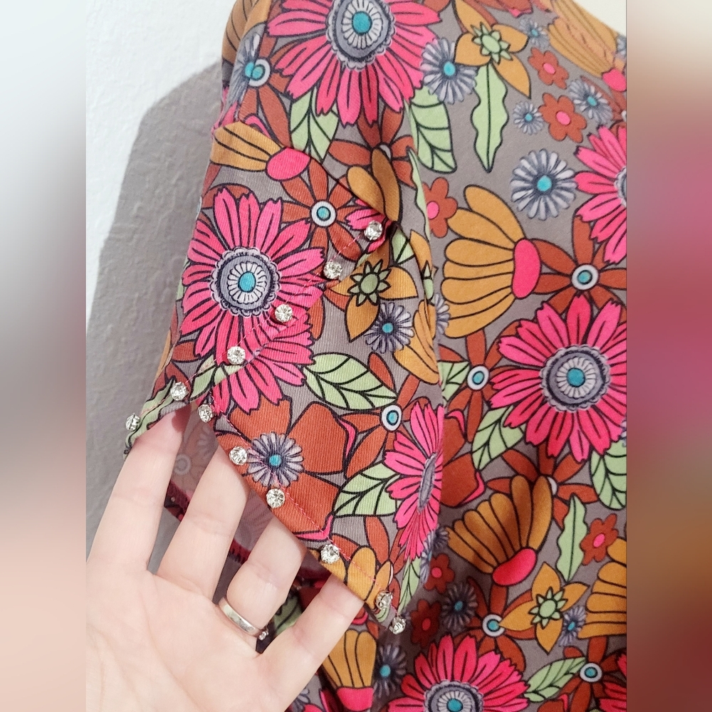 Two 2 Fly Women’s Size XL Floral Blouse Rhinestone Embellished Sleeve Brown Pink - Picture 2 of 8